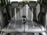 後部座席もゆったり座れます。