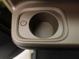 カップホルダーは運転席や助手席からちょうど手の届く位置です!!