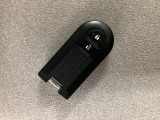 スマートキーを装備しています☆カギをカバンやポケットに入れて頂いた状態でドアロックの開閉やエンジンスタートをして頂けますよ!とても便利な装備です!