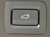 【パワーバックドア】スマートキーや運転席のボタンを押すだけでリアゲートが自動で開閉します!荷物を持っている時や、高い位置にあるバックドアを閉める際に便利な機能です♪