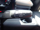 オートライト機能が装備されており暗い場所に入ると車両が検知しライトのON・OFFを自動的に切り替えてくれますので非常に便利な装備です♪
