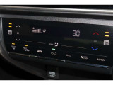 フルオートエアコンが装備されています!お好みの温度設定をするだけでエアコンの風量やモードの切り替えを自動でコントロールしてくれます!ユーザーの操作が少なく燃費走行にもつながります!
