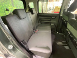 後部座席も気になるようなキズ・汚れやへたり等、大きなダメージはなく、良好な状態です。