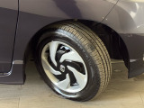 タイヤは2025年製のダンロップ・エナセーブが装着されております。残り溝も十分ございます。