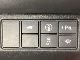 ハンドルの右側にHondaセンシング用のメインスイッチとパワーテールゲートスイッチがついています。パワーテールゲートスイッチは車内からでもテールゲートの開け閉めを電動でできます。