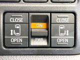 【両側パワースライドドア】スマートキーや運転席のスイッチで後席両側スライドドアの開閉が可能♪電動だから力を入れてドアを開ける必要が無く、小さなお子様でも簡単に開け閉めでき快適です♪
