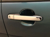 アウトサイドドアハンドルはメッキ加飾です。