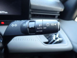 オートライト機能が装備されており暗い場所に入ると車両が検知しライトのON・OFFを自動的に切り替えてくれますので非常に便利な装備です♪