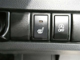運転席のシートにヒーター機能が付いています お手元のスイッチでシートが温かくなります 冬などにはとても快適な装備のひとつです
