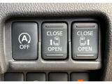 アイドリングストップOFFスイッチと両側オートスライドドアです。外からワンタッチで自動開閉し、運転席からでもワンタッチで開閉できます。