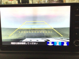 【バックカメラ】運転が苦手な方も車庫入れラクラクです!ギアをリバースに入れれば自動的に切り換わりますので、面倒な操作は不要です♪狭い駐車場もお車を傷つけず安心ですね!