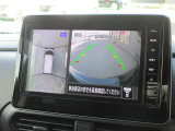 自車を真上から見下ろすように映し出すので周囲の状況が分かるアラウンドビューモニター搭載。フロントカメラとしても使用できます。車庫入れなど苦手な人の頼りになる助っ人です。
