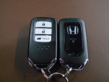 スマートキー付!キーを取り出さなくてもドアロックの施錠・開錠、エンジンの始動が出来ます!雨の日や荷物の多い日にとても便利ですね♪