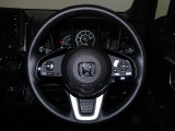 ハンドル左側にはオーディオ操作が出来るオーディオリモートコントロールスイッチ、右側にはHonda SENSINGとオートクルーズコントロールのスイッチを装備!