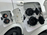 給電口は運転席側後方にあります。上が普通充電、下が急速充電です。
