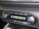 ★エアコンパネル★温度設定で操作ができるオートエアコンが装備されています!