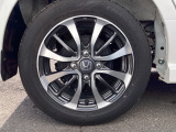 純正アルミホイールです。足元が引き立つので、車全体のイメージがアップしますよ