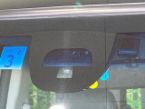 【シティブレーキアクティブシステム】低速走行中に前方の車両等を認識し、衝突しそうな時は警報とブレーキで衝突回避と被害軽減をアシスト。より安全にドライブをお楽しみいただけます。