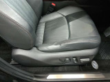 運転席です。パワーシート搭載。微妙な調整が手軽にでき、最適なポジションで運転することが可能です。