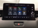 HondaCONNECT対応の便利なナビディスプレー。お持ちのスマートフォンと連携して、ナビやBluetoothでの音楽再生が可能です。デザインはもちろん、操作性も良好です。