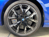 BMWの純正アロイホイールは軽量かつ強度にも優れているホイールで走行性能を引き上げる設計になっております。足元にもBMWは妥協がなくこだわっている個所になります。