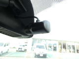 ドライブレコーダーは、車の運転中に前方の映像を記録する装置です。万が一の事故の際に、状況を記録して証拠として利用することができます。