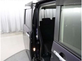 両側パワースライドドア付きだから、狭い駐車スペースなどでの 乗り降りラクラク!小さなお子さまのいるご家庭には嬉しい装備。