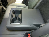 後席のカップホルダー付きのアームレストです。