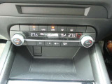 もちろんフルオートエアコンです。