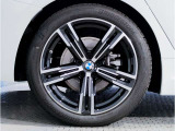 BMWの純正アロイホイールは軽量かつ強度にも優れているホイールで走行性能を引き上げる設計になっております。足元にもBMWは妥協がなくこだわっている個所になります。