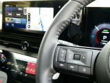 オーディオの音量や車両安全装備などの車両情報を手元で操作できるハンドルスイッチ付き。
