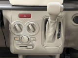 インパネに組み込まれたシフトレバーとエアコン操作パネル!4ATはマニュアルのようなクリープ現象が発生しない仕様になっています!