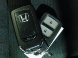 【スマートキー】持っているだけでエンジン始動や、ドアロックの開閉が可能な便利なスマートキーを装備です!イモビライザーでセキュリティー対策もOKです