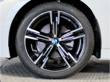 BMWの純正アロイホイールは軽量かつ強度にも優れているホイールで走行性能を引き上げる設計になっております。足元にもBMWは妥協がなくこだわっている個所になります。