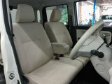 運転席側からの前席ビューです。内装色はベージュ系ですので汚れも目立ちにくいです♪