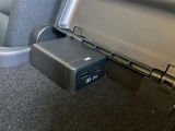 後部座席のアームレストでUSB充電が可能です。長距離ドライブの際に便利です。