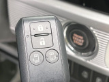 【キーレススタートシステム】カバンやポケットに入れたままでもドアの施錠・解錠が可能なスマートキーを装備。エンジンのオン・オフ時もカギを取り出す必要が無いからとっても便利です♪