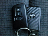 スマートキー付!キーを取り出さなくてもドアロックの施錠・開錠、エンジンの始動が出来ます!雨の日や荷物の多い日にとても便利ですね♪