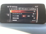 ハンドル操作をアシストすることにより車線からの逸脱回避を支援します