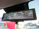 『スマートルームミラー』付き♪♪ 後席乗車の方の頭で後続車を確認できない時には後部カメラが撮影する映像をここに表示させて後方の確認ができます♪♪