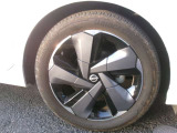 純正アルミホイール付です。鉄ホイールと違って軽いので燃費も良くなります。
