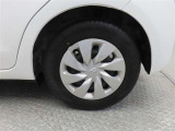 スチールホイールにホイールキャップを装着しています。
