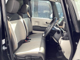 フロントシートはベンチシートです。ベンチシ―トは運転席と助手席の移動もスムーズ!狭い駐車場での乗り降りに便利です。