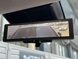 インテリジェントルームミラー☆後席に乗っている人や、大きな荷物を載せていると見にくくなりがちな後方視界。。こちらは車両後方のカメラ映像をミラーに映すので、天候にも影響されないクリアな後方視界を実現☆