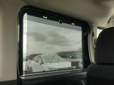 後部座席のロールサンシェードを引き上げれば、車内に差し込む強い日差しを遮る事ができます☆