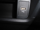 センターコンソール運転席側にナビ接続用USBジャックが一口あります。