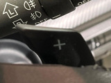 【パドルシフト】ハンドルから手を離さずに素早くシフトアップ&ダウンができるので、エンジンブレーキを使う下り坂や高速道路の合流で加速したい場面で役立ちます。