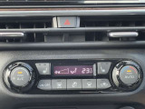 エアコン操作部はコンパクトにまとまっていて操作しやすいです。シートヒーター機能で寒い冬でも快適にお乗りいただけます。