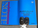 メンテナンスノート【点検整備記録簿・保証書】、取説も揃っています。スマートキーはバッグなどにしまったままボタン操作でエンジンの始動・停止ができて大変便利です。