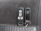 スマートキー付!キーを取り出さなくてもドアロックの施錠・開錠、エンジンの始動が出来ます!雨の日や荷物の多い日にとても便利ですね♪